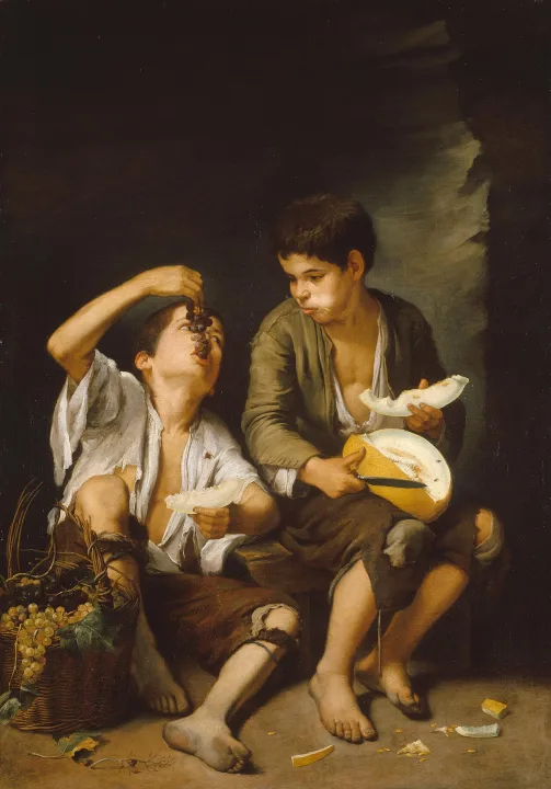 Muchachos comiendo uvas y melón